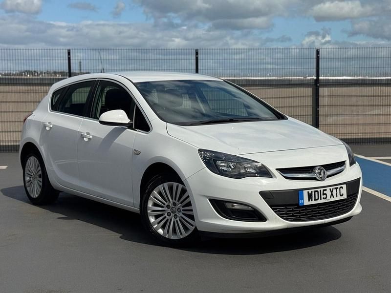 Used Vauxhall Astra Excite 2015 White Hatchback
