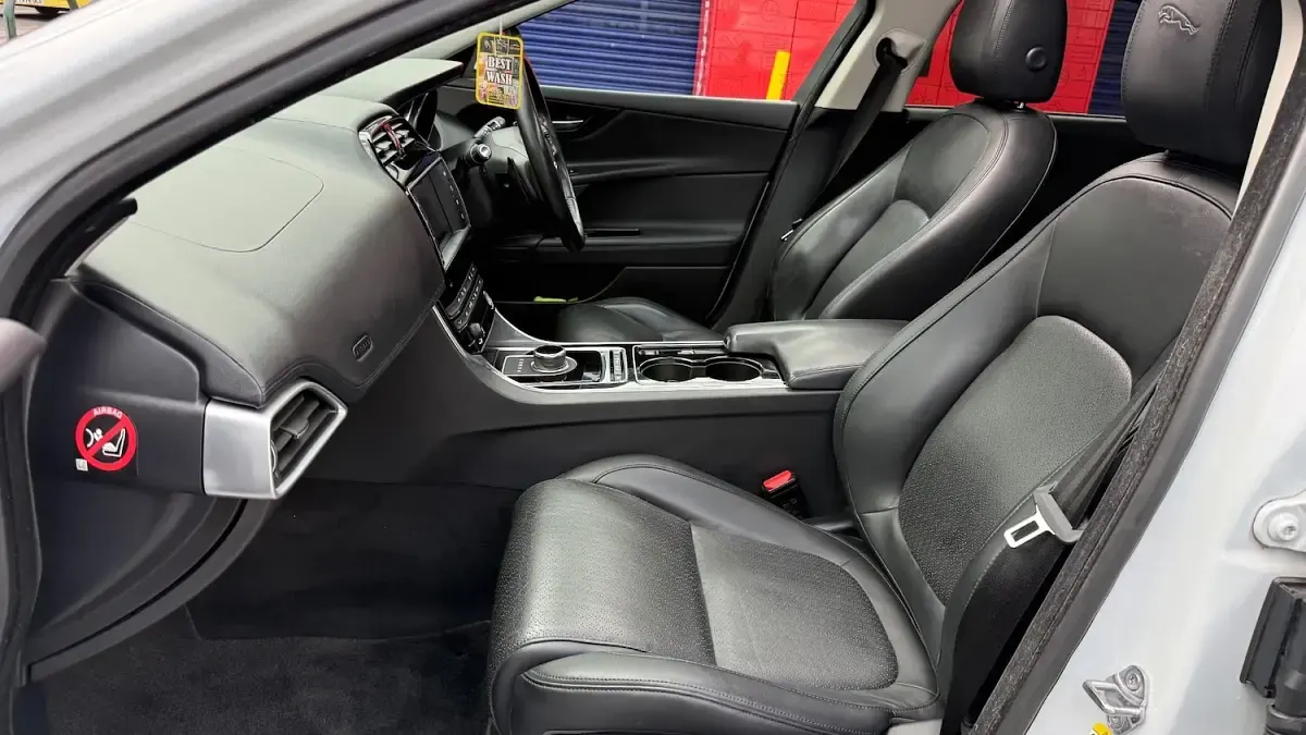 Used Jaguar XE Portfolio 180 HP (132 kW) 2017 White Sedan