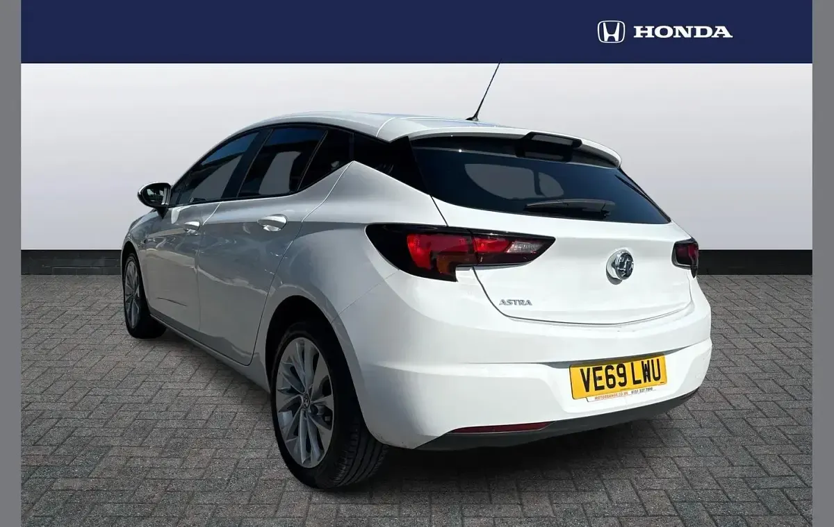 Used Vauxhall Astra Design Edition 123 HP (90 kW) 2019 White Hatchback