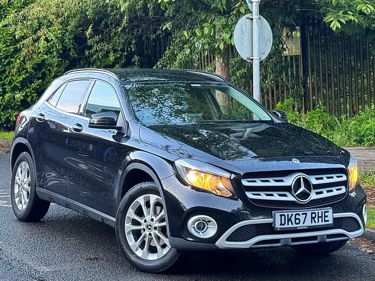 Käytetty Mercedes GLA200 SE 156 HP (114 kW) 2017 Musta Katumaasturi