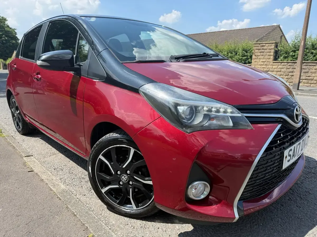Used Toyota Yaris Design 111 HP (81 kW) 2017 Red/black Hatchback