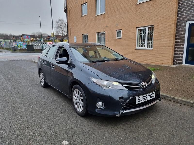 Used Toyota Auris 132 HP (97 kW) 2013 Grey Estate
