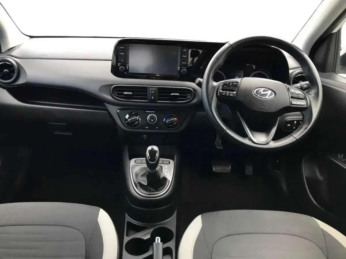 Used Hyundai i10 SE 84 HP (61 kW) 2022 White Hatchback