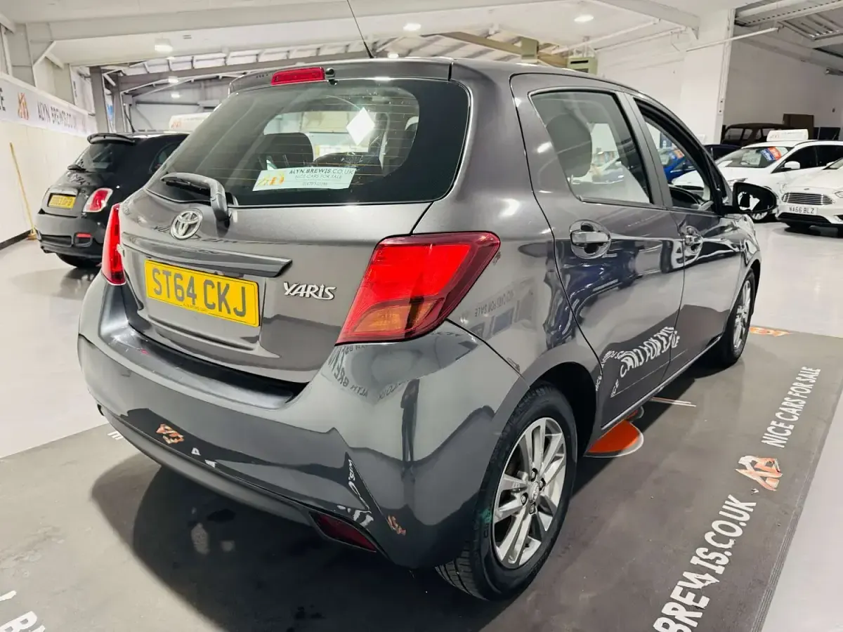 Used Toyota Yaris 99 HP (72 kW) 2014 Grey Hatchback