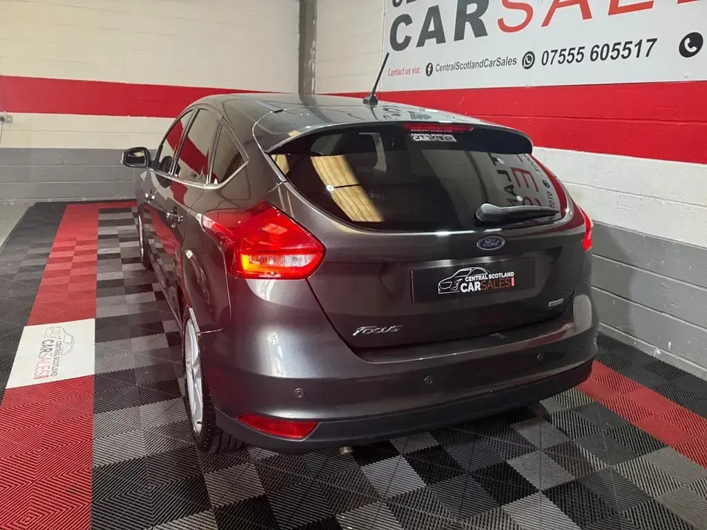 Second-hand Ford Focus Zetec 125 CP (91 kW) 2018 Gri Hatchback