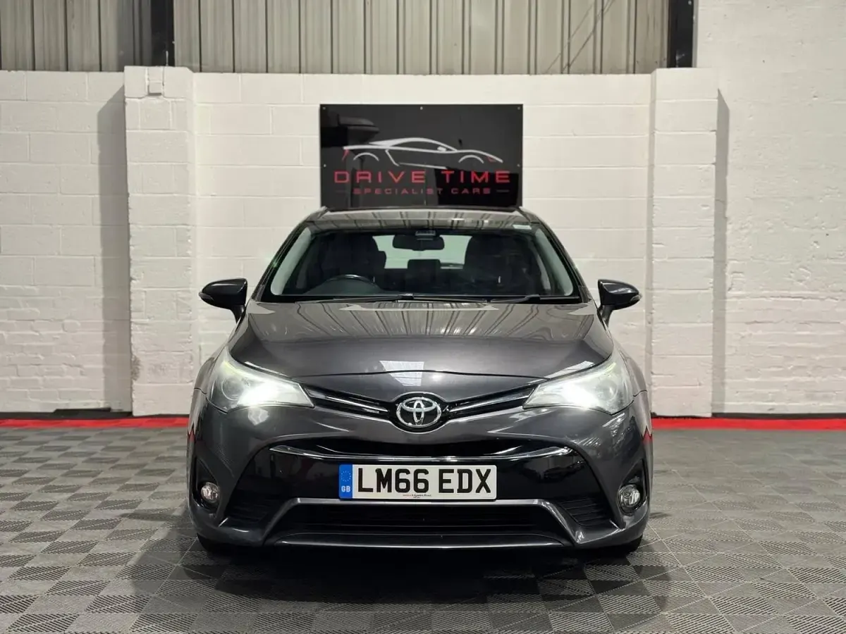 Used Toyota Avensis Business Edition 143 HP (105 kW) 2016 Grey Estate
