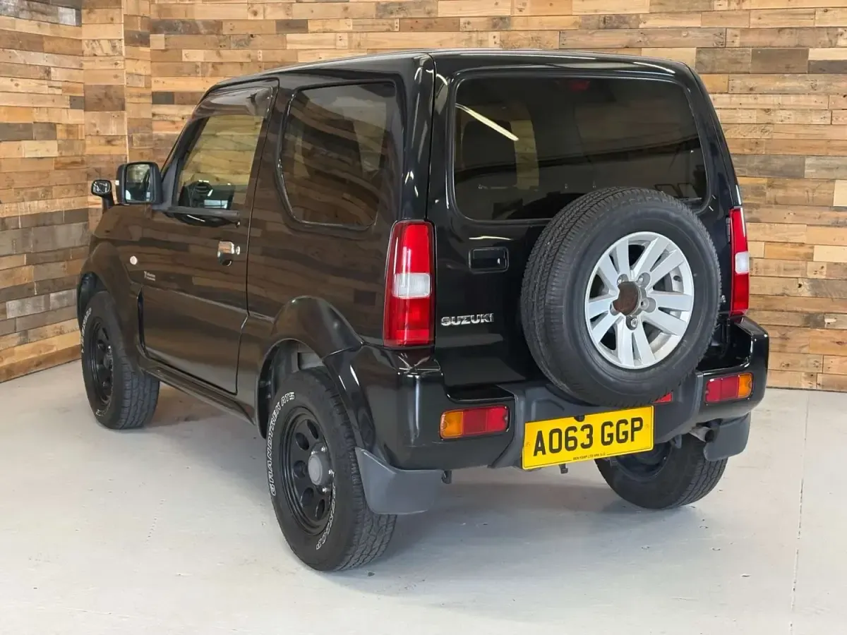 Używany Suzuki Jimny SZ4 85 KM (62 kW) 2013 Czarny SUV