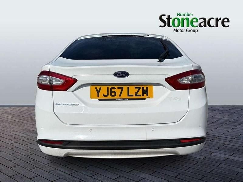 Used Ford Mondeo Zetec 147 HP (108 kW) 2017 White Hatchback