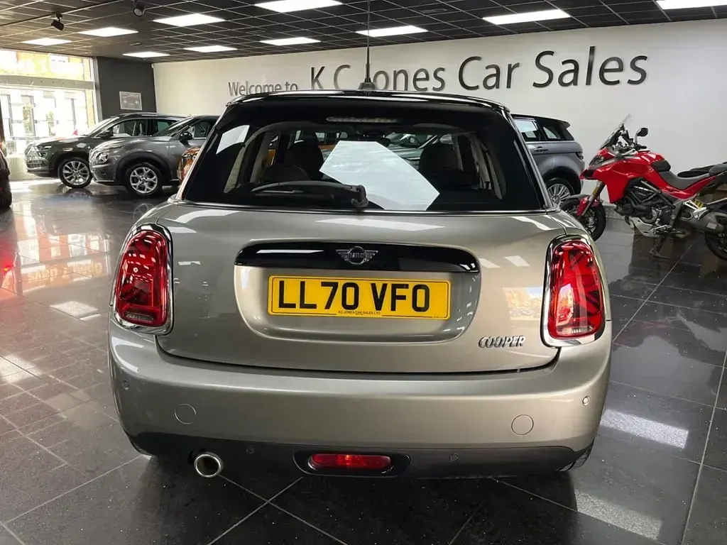 Usado Mini Cooper Classic 136 CV (100 kW) 2020 Plateado Utilitario