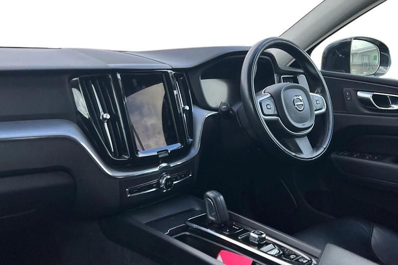 Used Volvo XC60 Momentum 250 HP (183 kW) 2021 Black SUV