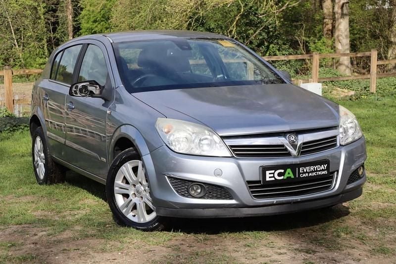 Used Vauxhall Astra Design Edition 2008 Silver Hatchback