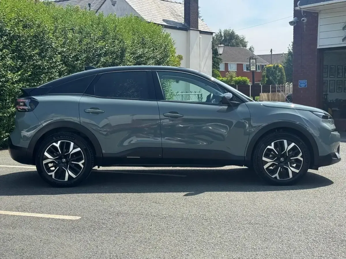 Used Citroën e-C4 114 kW (156 HP) 2025 Green Hatchback