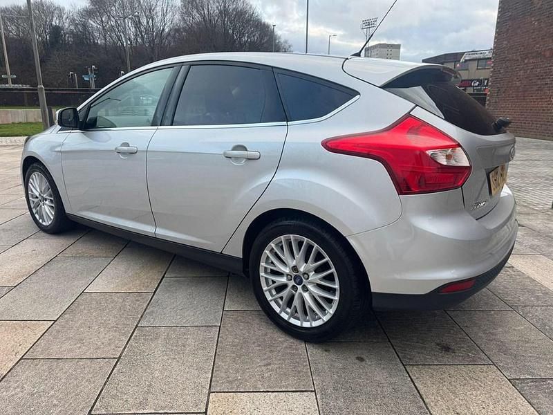 Begagnad Ford Focus Zetec 2012 Silver Halvkombi