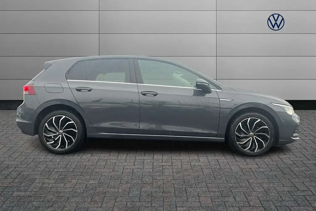 Usado VW Golf VIII Edition 150 CV (110 kW) 2023 Gris Utilitario