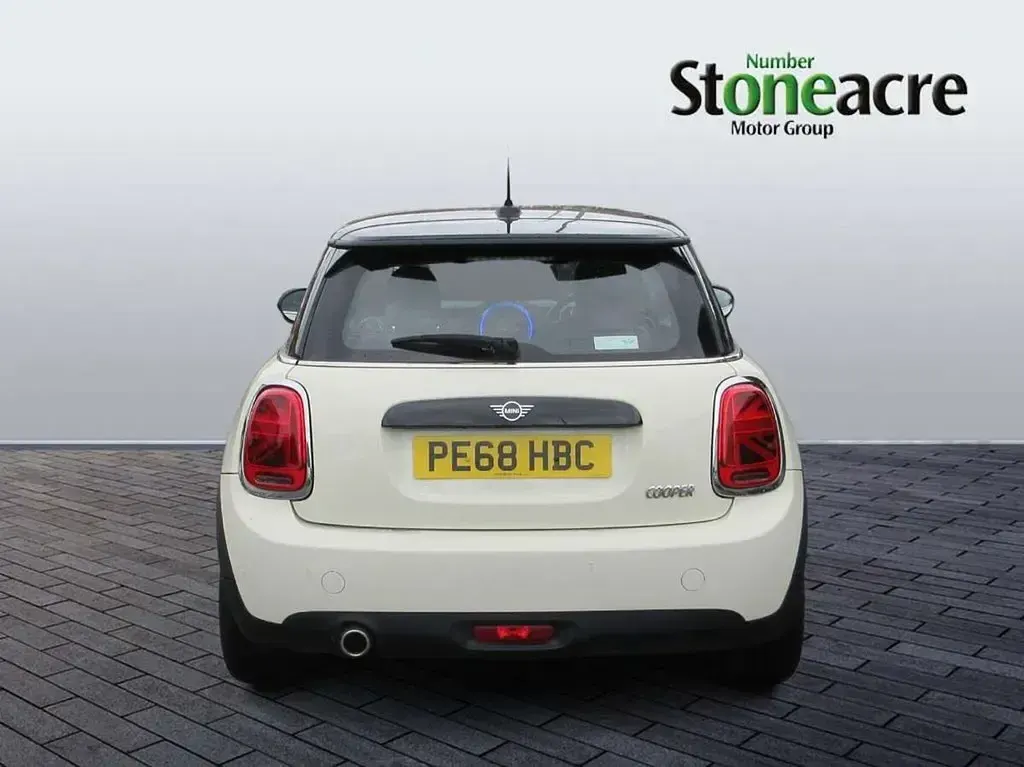 Używany Mini Cooper Hatch 134 KM (98 kW) 2018 Biały Hatchback