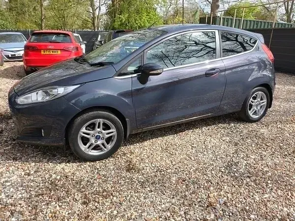 Usado Ford Fiesta Zetec 2013 Cinzento Citadino