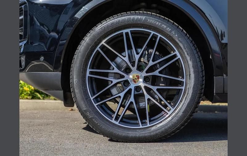 Used Porsche Cayenne 348 HP (255 kW) 2024 Black SUV