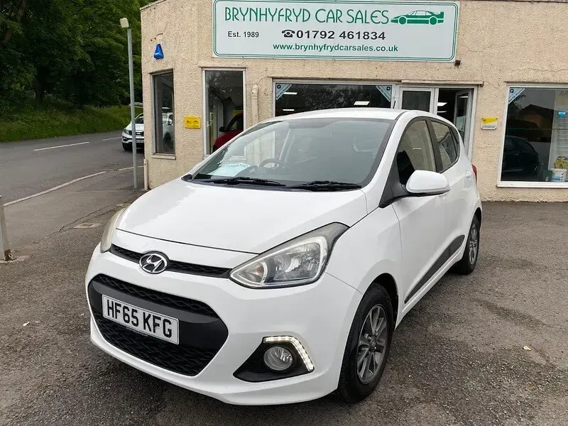 Used Hyundai i10 Premium 87 HP (63 kW) 2015 Polar white Hatchback