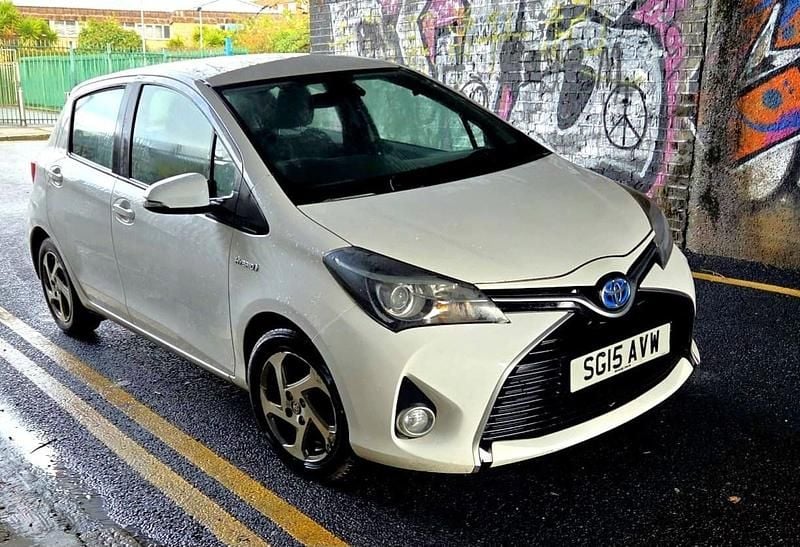 Second-hand Toyota Yaris Hybrid 2015 Alb Hatchback