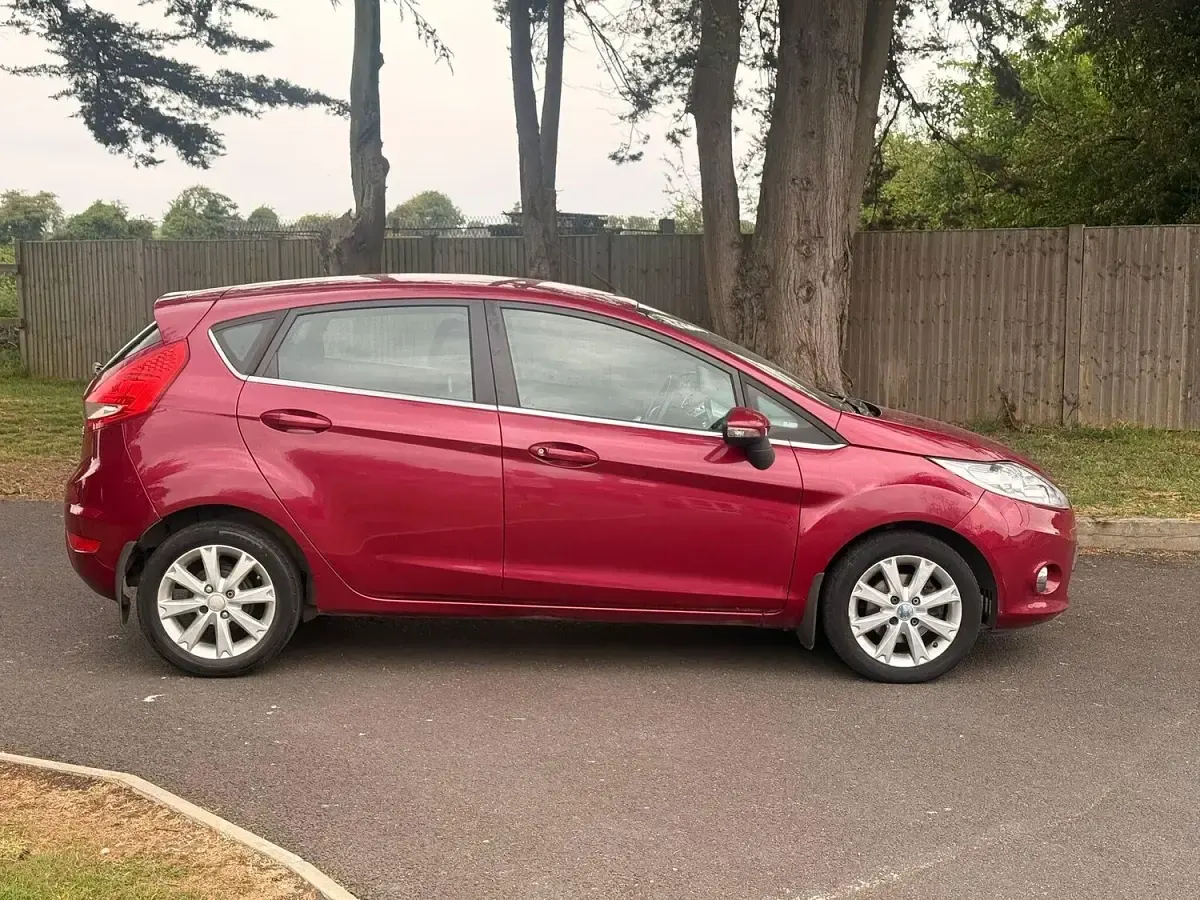 Used Ford Fiesta Zetec 82 HP (60 kW) 2009 Red Hatchback
