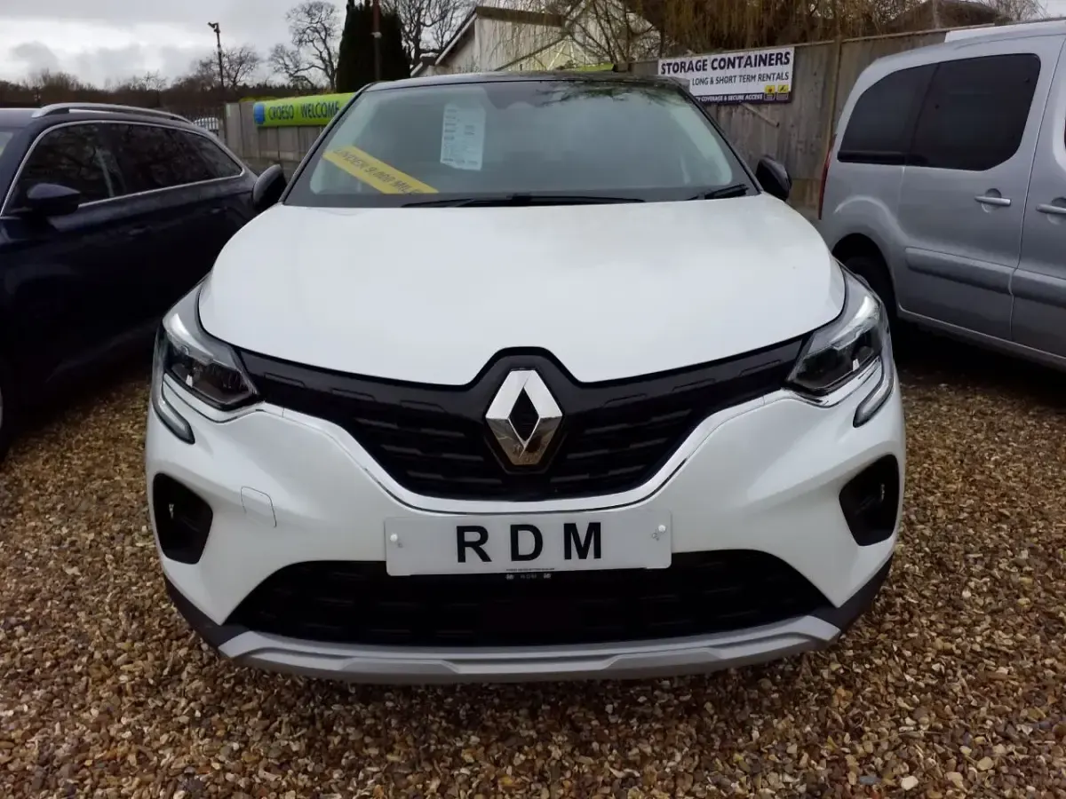 Used Renault Captur Iconic 140 HP (102 kW) 2021 White/black SUV