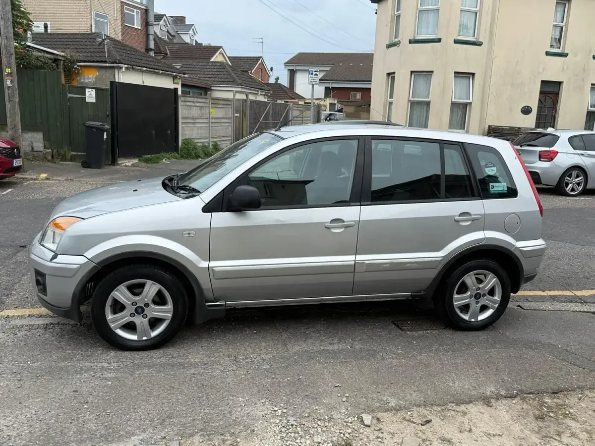 Używany Ford Fusion Zetec 2011 Srebrny Hatchback