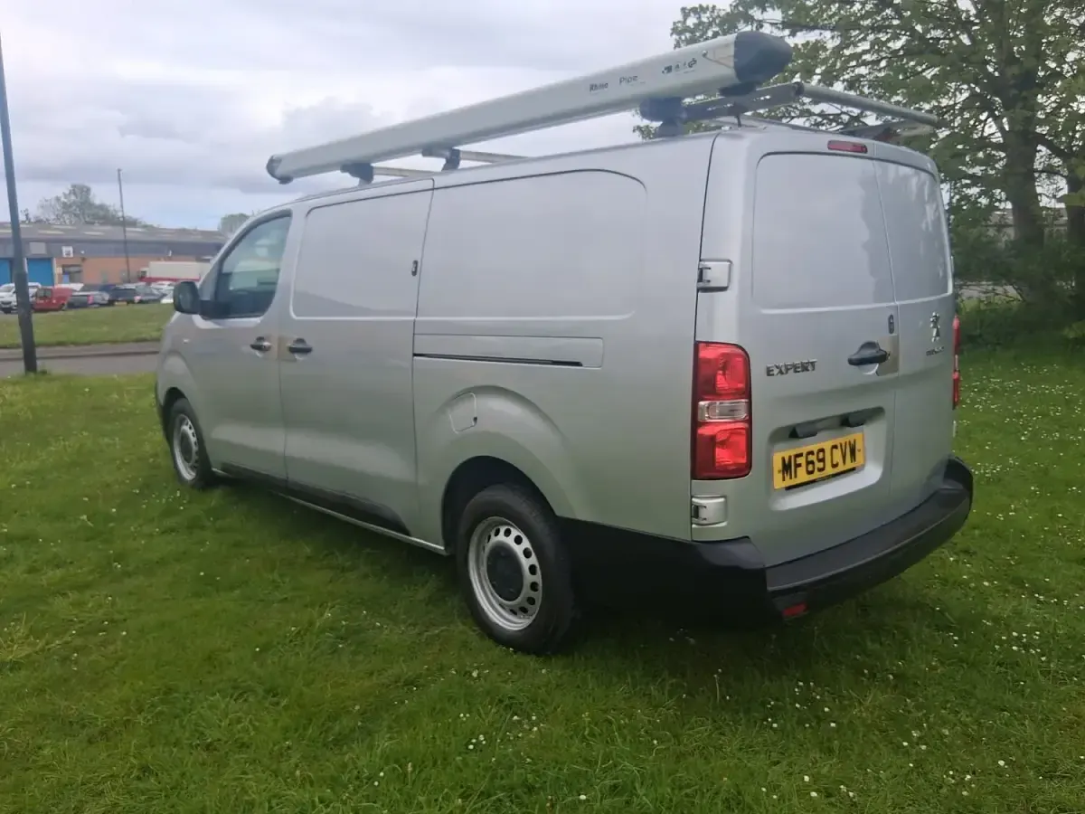 Used Peugeot Expert 120 HP (88 kW) 2019 Silver Van