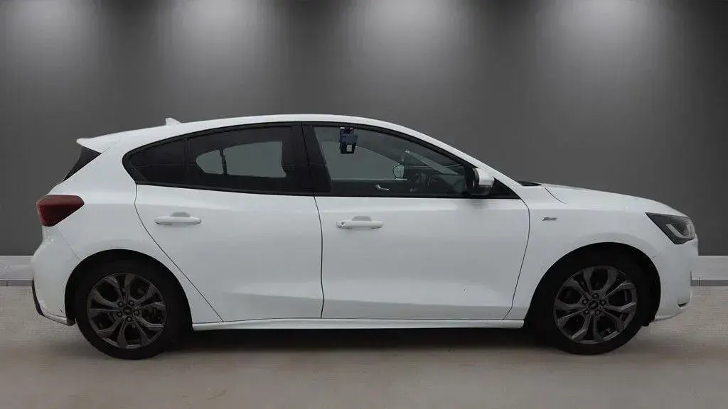 Used Ford Focus ST-Line 125 HP (91 kW) 2023 White Hatchback