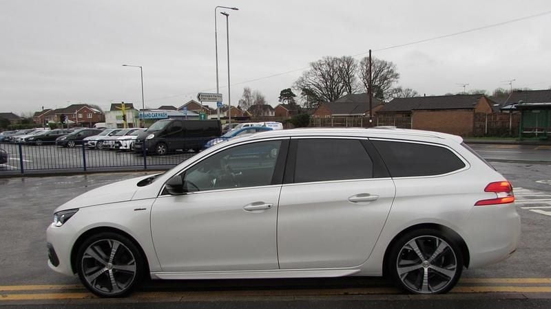Used Peugeot 308 GT-line 2018 White Estate