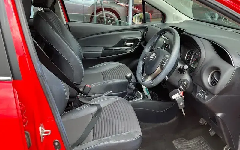 Used Toyota Yaris 99 HP (72 kW) 2015 Red Hatchback