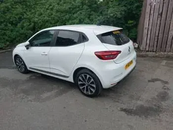 Used Renault Clio Iconic 100 HP (73 kW) 2020 White Hatchback