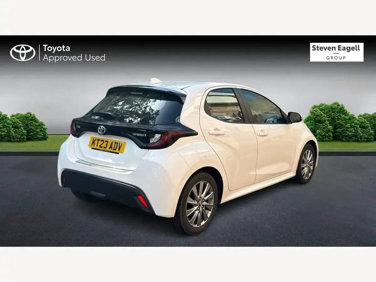 Used Toyota Yaris 116 HP (85 kW) 2023 White Hatchback