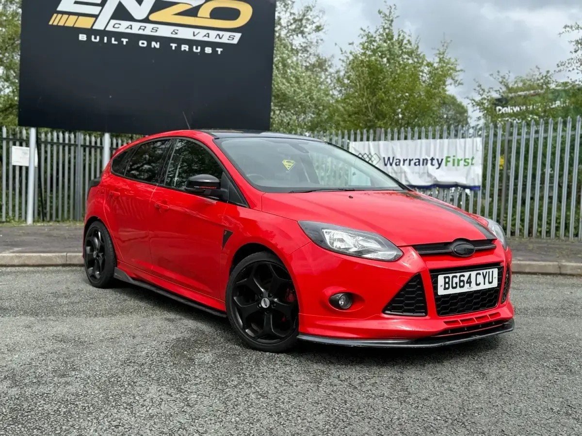 Begagnad Ford Focus Zetec 125 HK (91 kW) 2014 Röd Halvkombi