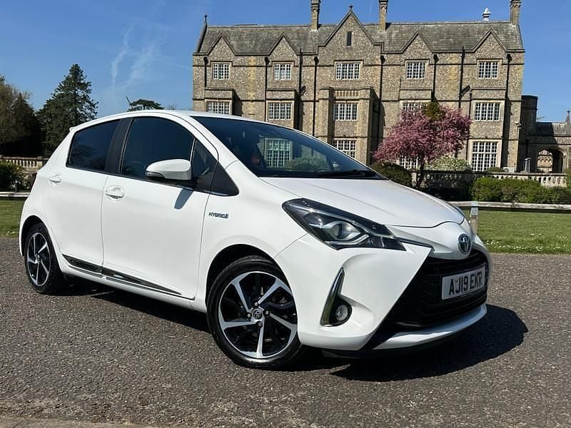Second-hand Toyota Yaris Hybrid 100 CP (73 kW) 2019 Alb Hatchback