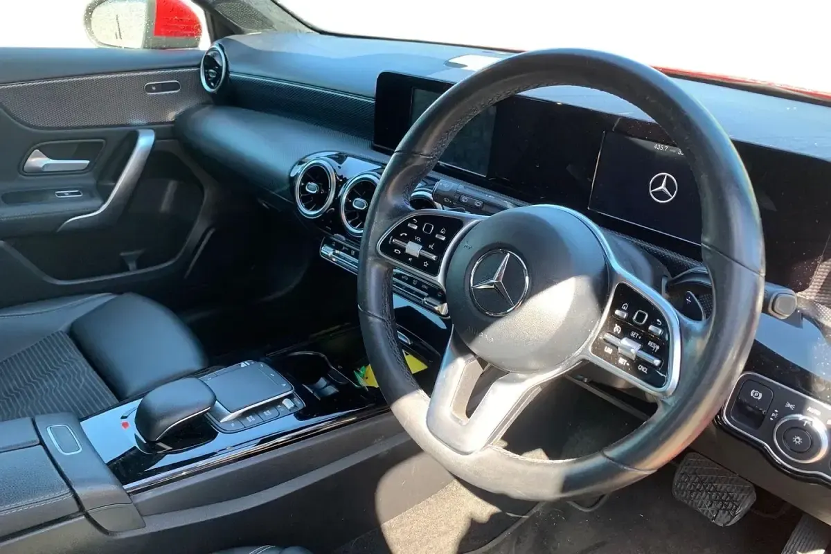 Usado Mercedes A200 163 CV (119 kW) 2020 Rojo Utilitario