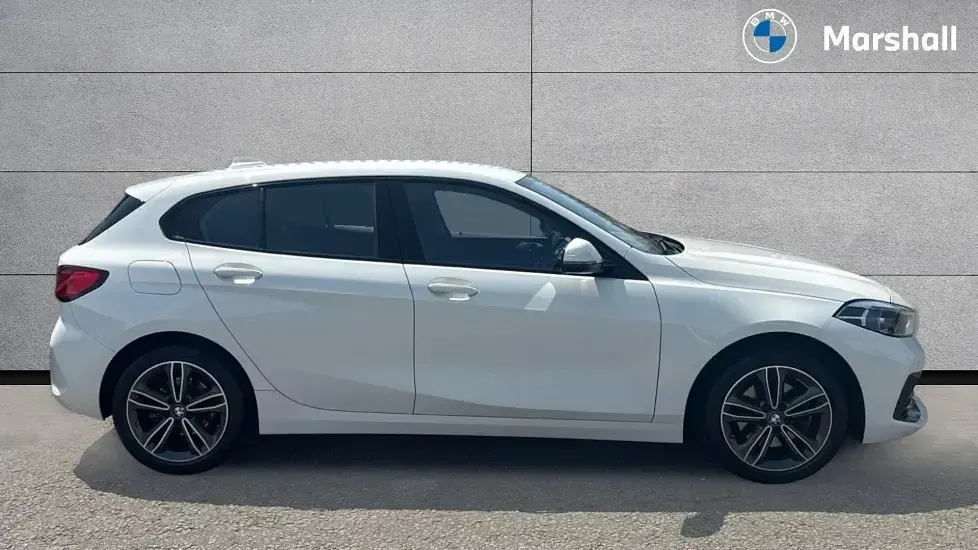 Used BMW 118 Sport Line 136 HP (100 kW) 2022 Alpine white Hatchback