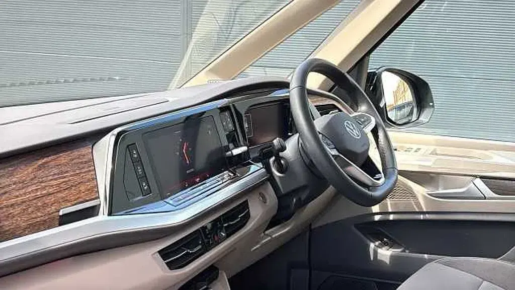 Begagnad VW Multivan Style 150 HK (110 kW) 2025 Grå Minibuss