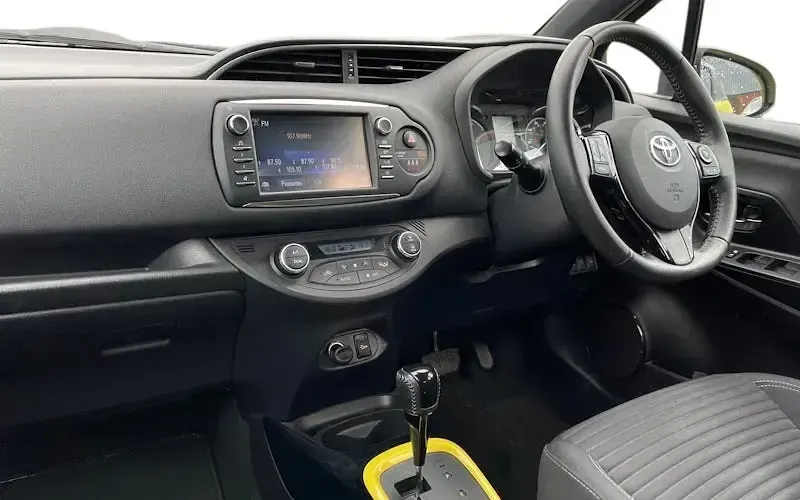 Used Toyota Yaris Edition 101 HP (74 kW) 2017 Yellow Hatchback