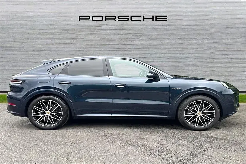 Begagnad Porsche Cayenne 470 HK (345 kW) 2024 Blå SUV
