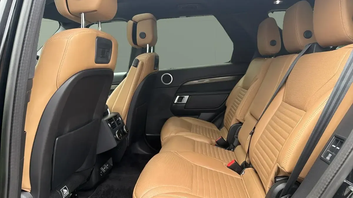 Used Land Rover Discovery 300 HP (220 kW) 2023 Santorini black SUV