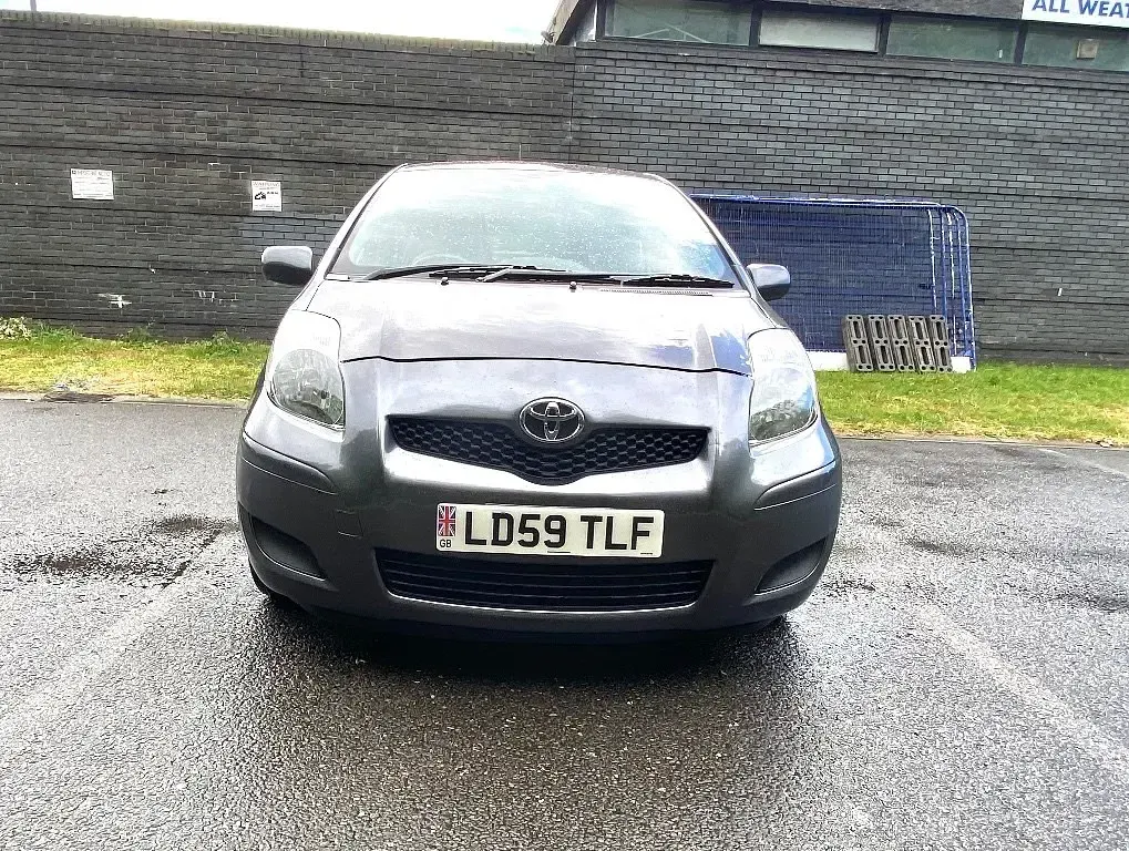 Używany Toyota Yaris 101 KM (74 kW) 2009 Szary Hatchback