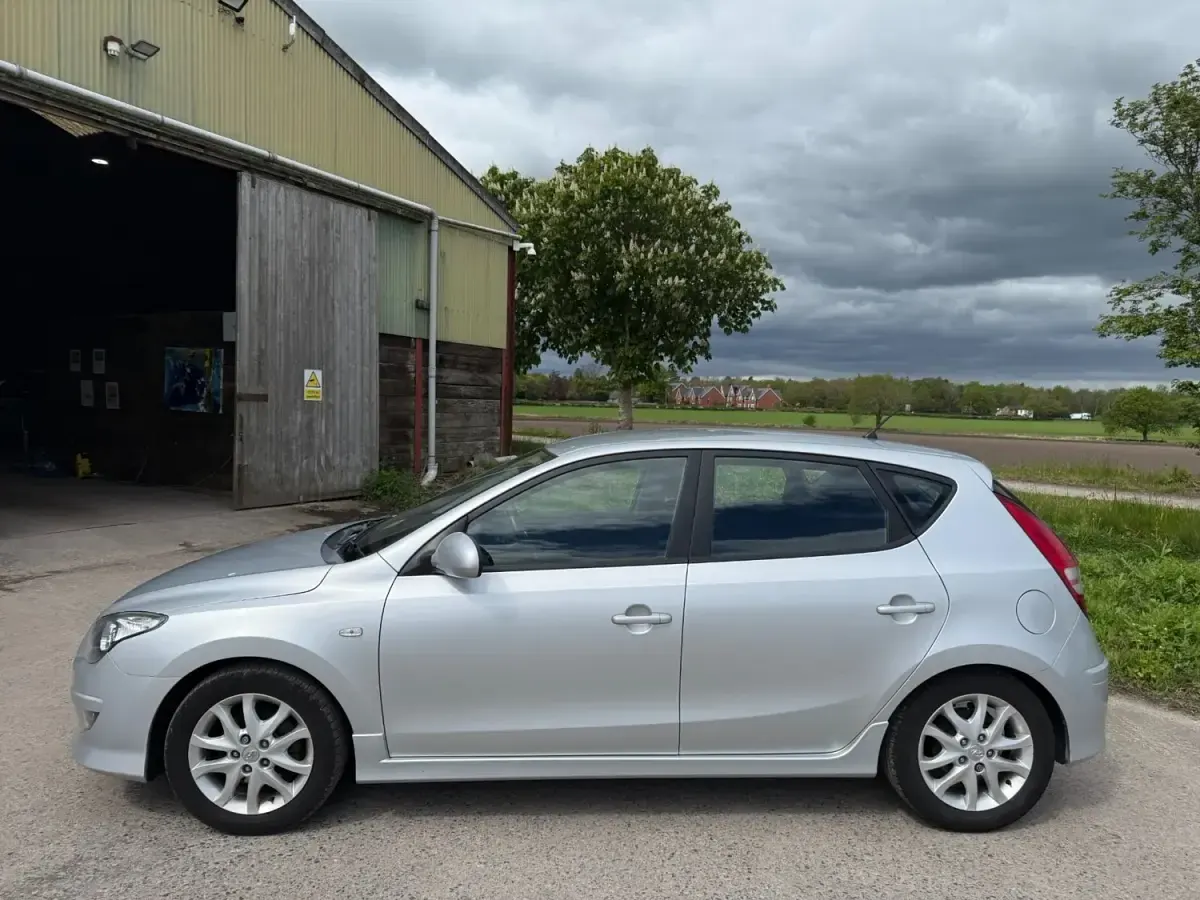 Używany Hyundai i30 Comfort 108 KM (79 kW) 2011 Srebrny Hatchback