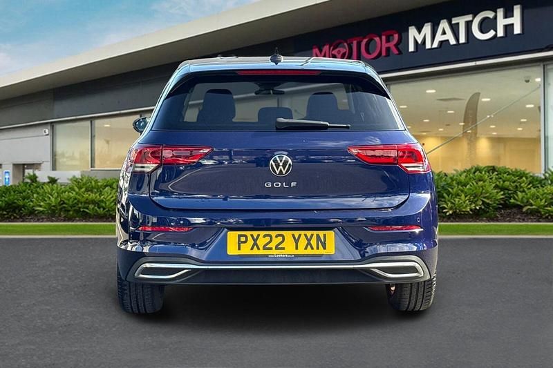 Begagnad VW Golf VIII Active 110 HK (80 kW) 2021 Blå Halvkombi