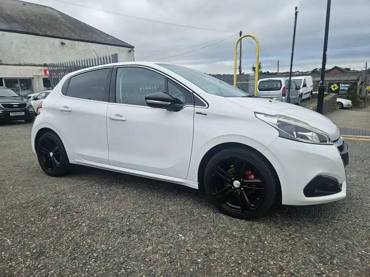 Used Peugeot 208 GT-line 110 HP (80 kW) 2016 White Hatchback