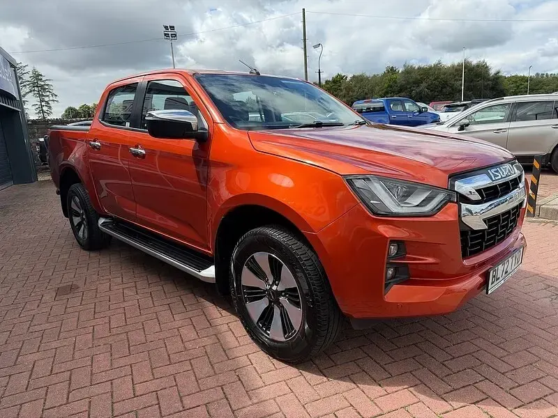 Used Isuzu D-Max 163 HP (119 kW) 2023 Orange Pickup
