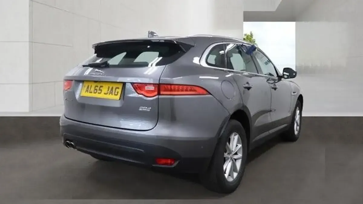 Usado Jaguar F-Pace Prestige 180 HP (132 kW) 2016 Cinzento SUV
