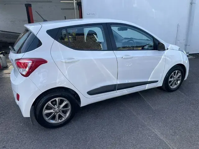 Used Hyundai i10 Premium 67 HP (49 kW) 2015 White Hatchback