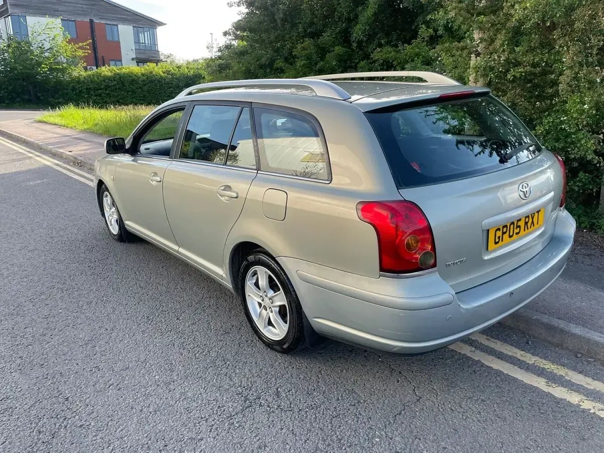 Used Toyota Avensis T3 129 HP (94 kW) 2005 Silver Estate