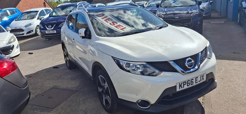 White Used 2016 Nissan Qashqai N-Connecta SUV | £8,495 (Fair price) - Image 1/4
