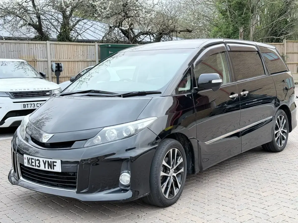 Begagnad Toyota Estima 170 HK (125 kW) 2013 Svart Minibuss